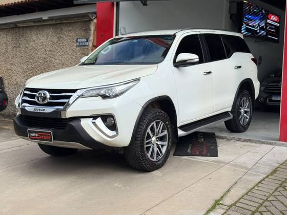 TOYOTA HILUX SW4 2.8 SRX 4X4 7 LUGARES 16V TURBO INTERCOOLER DIESEL 4P AUTOMÁTICO TOYOTA HILUX SW4 2.8 SRX 4X4 7 LUGARES 16V TURBO INTERCOOLER DIESEL 4P AUTOMÁTICO